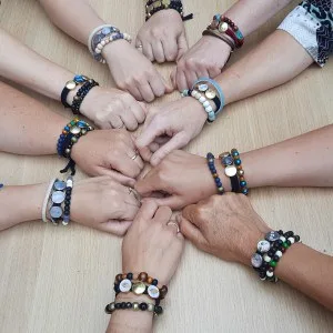 Workshop Ibiza tekstarmbandjes met slagletters maken