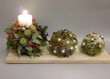 Kerststuk 3 ballen op plank2020